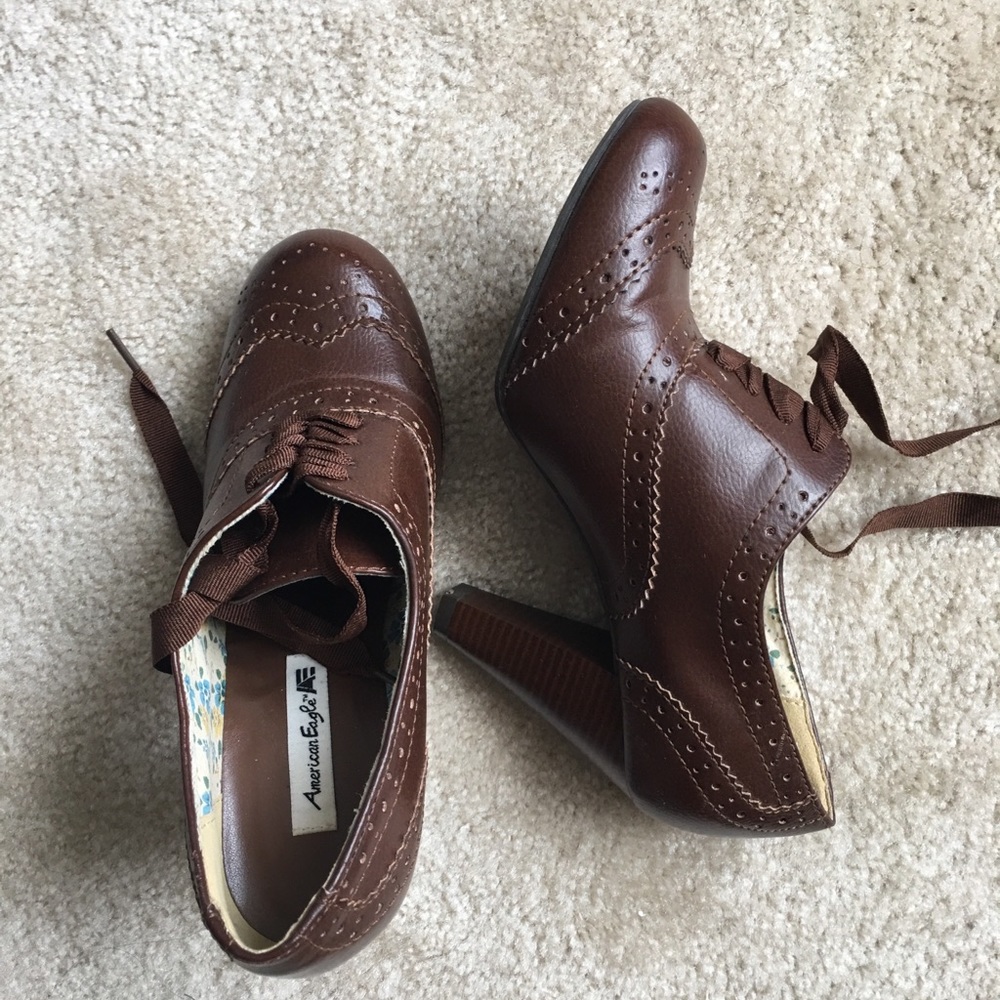 Women’s shoes w lace and heels in brown. Size 6.5